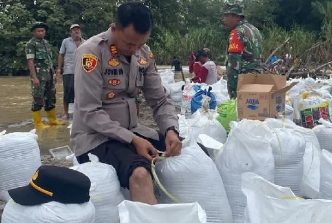 Aksi TNI Polri di Batubara Gotong Royong Tutup Tanggul - GenPI.co SUMUT