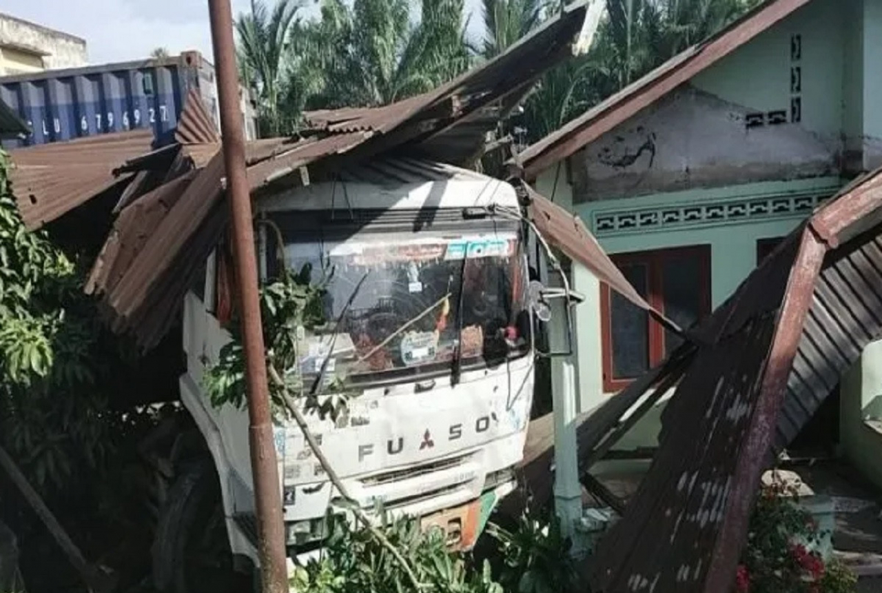 Truk Tabrak 2 Rumah dan Kios di Tebing Tinggi - GenPI.co SUMUT