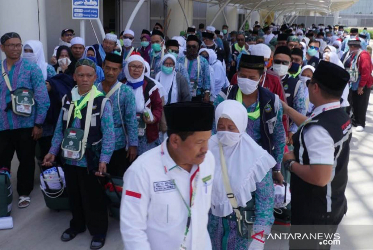 Plt Bupati Langkat Syah Afandin Bekali Calon Jemaah Haji Ikan Teri - GenPI.co SUMUT