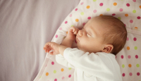 Cara Mengatasi Bayi yang Sering Berkeringat, Mom Jangan Khawatir! - GenPI.co