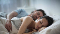 3 Manfaat Luar Biasa Tidur Tanpa Bra, Wanita Happy Pria Lega - GenPI.co