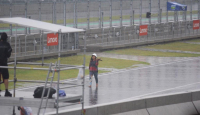 Aksi Pawang Hujan Mbak Rara di MotoGP Mandalika Mendunia - GenPI.co