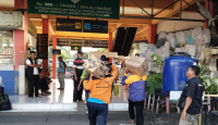 Porter Terminal Kampung Rambutan Dapat Bantuan Saat Pandemi - GenPI.co