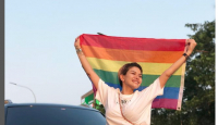 Nikita Mirzani Bentangkan Bendera Pelangi, Dukung Kesetaraan LGBT - GenPI.co