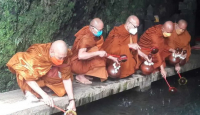 Waisak Borobudur, Para Biksu Ambil Air Berkah dari Umbul Jumprit - GenPI.co