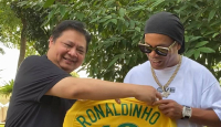 Ronaldinho Beri Jersey Brasil ke Airlangga Hartarto - GenPI.co