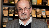 Penikaman Novelis Salman Rushdie adalah Siasat Mossad? - GenPI.co