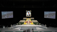 Shinzo Abe Dimakamkan, Jepang Beri Penghormatan Terakhir dengan Bunga dan Doa - GenPI.co