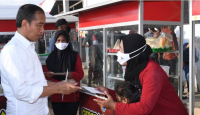 Blusukan ke Pasar, Jokowi Borong Cabai 5Kg, Uangnya 4 Lembar - GenPI.co