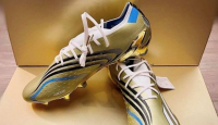 Silau, Sepatu Emas Lionel Messi untuk Piala Dunia 2022 Seharga Rp4 Juta - GenPI.co