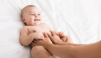 3 Manfaat Pijat Bayi yang Perlu Diketahui Orang Tua - GenPI.co