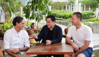 Datang ke Indonesia, Nesta dan Terry Makan Lemper Bareng Erick Thohir - GenPI.co