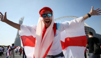 Fans Timnas Inggris Masuk Kandang Singa Saat Cari Bir di Qatar - GenPI.co