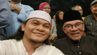 Mbah Mijan Foto Bareng PM Malaysia Anwar Ibrahim di Rumahnya - GenPI.co