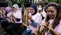 Lestarikan Musik Tradisional, Srikandi Ganjar Gaungkan Belajar Angklung - GenPI.co