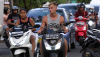 Larangan Turis Asing Memakai Motor di Bali Sudah Ada di Pergub - GenPI.co