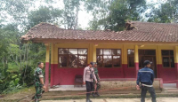 2 Atap Sekolah Ambruk Seusai Hujan Lebat di Garut, Jawa Barat - GenPI.co