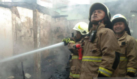 Arus Pendek, 10 Rumah Hangus dalam Kebakaran di Jakarta Timur - GenPI.co