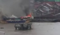 Kapal Angkut 640 Karung Beras Terbakar di Sungai Musi Palembang - GenPI.co