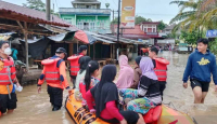 Banjir di OKU Sumsel, Warga Beraktivitas Menggunakan Perahu Karet - GenPI.co