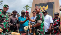 Nyatakan Damai, Mantan KKB Papua Menyerahkan 6 Senjata Api ke TNI - GenPI.co