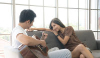 5 Kunci Ampuh Menghadapi Pasangan Sibuk Agar Hubungan Tetap Lengket - GenPI.co