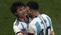 Sadis! Penyusup yang Peluk Messi di China Dihukum Larangan ke Stadion Setahun - GenPI.co