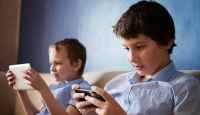 Peneliti Sebut Hal Penting yang Perlu Diperhatikan Ketika Anak Menggunakan Gadget - GenPI.co