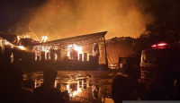 Tim Gabungan Masih Padamkan Kebakaran Pabrik Kertas Kudus Sabtu Pagi - GenPI.co