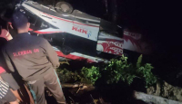 Bus Terjun ke Jurang dalam Kecelakaan di Padang, 13 Penumpang Dievakuasi - GenPI.co