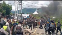 Polisi Buka Paksa Blokade Jalan Trans Papua Barat yang Ganggu Aktivitas Warga - GenPI.co