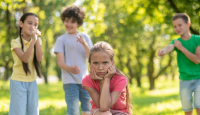 3 Hal yang Harus Dilakukan Orang Tua Ketika Tahu Anak Dijauhi oleh Temannya - GenPI.co