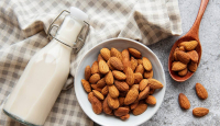 Tambahkan Kacang Almond ke Dalam Susu untuk Mendapatkan Manfaat Eksklusif - GenPI.co