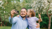 3 Cara Ayah Tunggal Menjadi Orang Tua yang Baik bagi Anak - GenPI.co