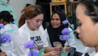 Manfaatkan Limbah Plastik, Mak Ganjar Ajari Ibu-ibu Bikin Bunga Hias - GenPI.co