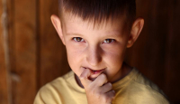 5 Cara Efektif Membantu Anak Berhenti Menggigit Kuku - GenPI.co