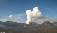 Gunung Bromo Semburkan Asap Putih Tebak Setinggi 700 Meter, Wisatawan Dilarang Mendekat! - GenPI.co