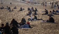 Gelombang Panas di Musim Dingin Membuat Warga Spanyol Berbondong-bondong ke Pantai - GenPI.co