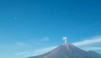 Gunung Semeru Meletus, Muntahkan Abu Vulkanik Setinggi 900 Meter - GenPI.co