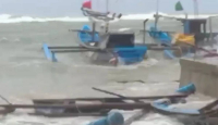 100 Perahu Nelayan di Pantai Ujunggenteng Sukabumi Rusak Dihantam Gelombang Tinggi - GenPI.co