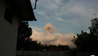 Gunung Ibu Meletus, Lontarkan Abu Vulkanik Setinggi 2,5 Km - GenPI.co