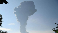 Gunung Ibu Kembali Meletus, Muntahkan Abu Vulkanik Setinggi 4 Km - GenPI.co