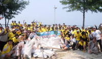FIFGROUP dan Masyarakat Bersihkan Pantai di Pulau Pramuka - GenPI.co
