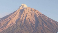 Gunung Semeru Meletus 5 Kali, Muntahkan Abu Vulkanik Setinggi 600 Meter - GenPI.co