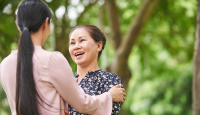 3 Hal yang Perlu Dilakukan untuk Mempererat Hubungan dengan Ibu Mertua - GenPI.co