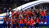 Luis de la Fuente Beber Rahasia Sukses Spanyol Juara Euro 2024 - GenPI.co