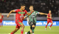 Dibungkam Persebaya Lewat Penalti, Pelatih PSS Sleman Ogah Komentari Wasit - GenPI.co