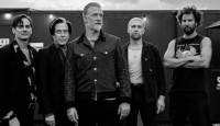 Vokalis Operasi, Queens of the Stone Age Batalkan Tur - GenPI.co