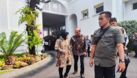 Ogah Respons Isu Mundur dari Menteri Sosial, Risma: Aku Ditunggu DPR - GenPI.co