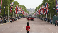 Aktivis HAM Menolak Topi Kulit Beruang Khas Pengawal Raja di Istana Buckingham - GenPI.co